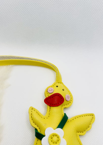 Porte-clés canard en similicuir. Un accessoire ludique jaune ou beige pour sacs et téléphones portables.
