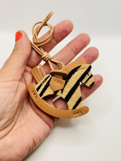 Schaukelpferd Taschenanhänger Kunstleder. Handgemachte Charms im klassischen Stil