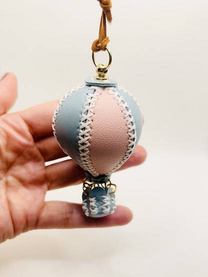 Heißluftballon Schlüsselanhänger. Kunstleder Ballon-Charme für Taschen & Schlüssel. Verspielter Deko-Anhänger Geschenkidee