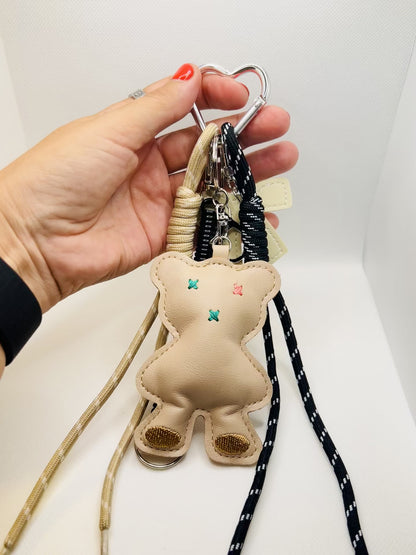 Teddybär Schlüsselanhänger mit Seil. Kunstleder Charm in Beige & Pastell. Geschenk für Alltag, Lehrer & Freunde