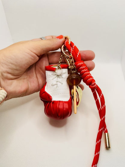 Boxhandschuh Schlüsselanhänger mit Lolli & Herz. Rotes PU-Leder Accessoire für Damen
