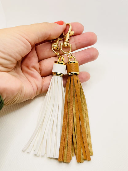 Quasten Anhänger Kunstleder in Weiß oder Braun. Schlüsselanhänger Taschenanhänger Bag Charm
