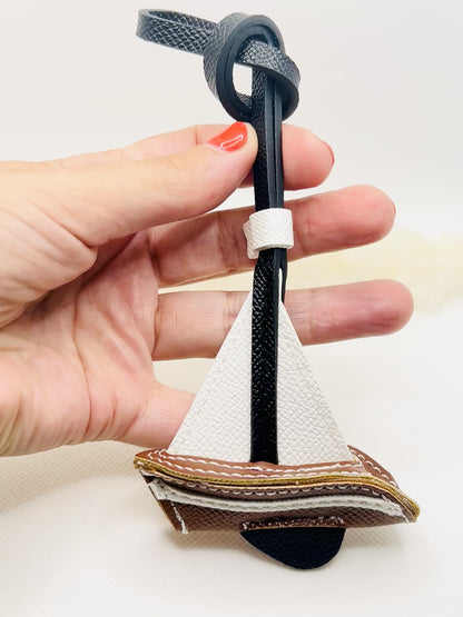 Vintage Segelschiff Anhänger. Nostalgie trifft maritimen Charme. Taschenanhänger