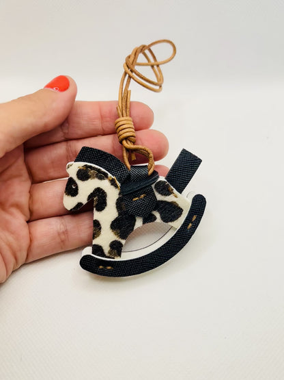 Schaukelpferd Taschenanhänger Kunstleder. Handgemachte Charms im klassischen Stil