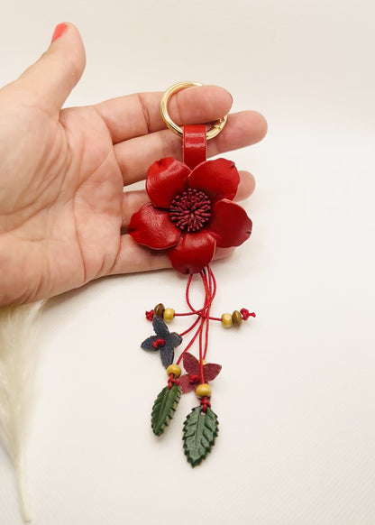 Boho Blumen Schlüsselanhänger Rot. Taschenanhänger mit Blättern & Perlen im Naturstil