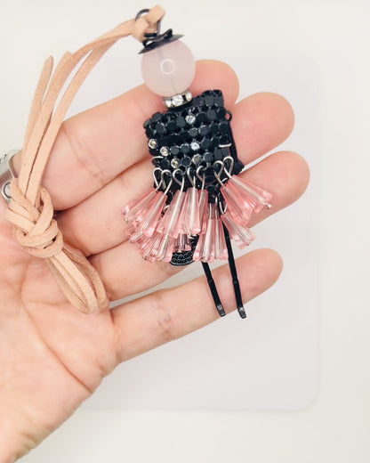 Taschenanhänger Puppe mit Perlenrock. Anhänger in Pink & Rot. Für Tasche oder Rucksack. Geschenk für Damen