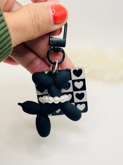 Schwarzer Hund Schlüsselanhänger mit Herz. Acryl-Charme für Tasche, Auto & Geschenkideen